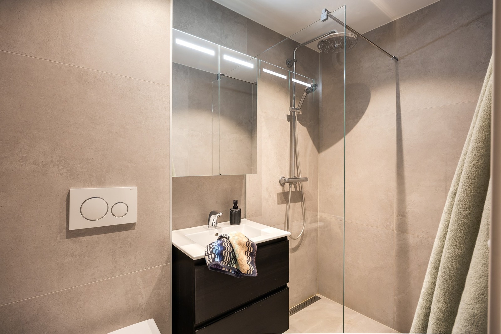 Badet i sokkel er på 3m² og ble renovert i 2020. Badet fremstår som pent med flislagte gulv og vegger. Galleribilde