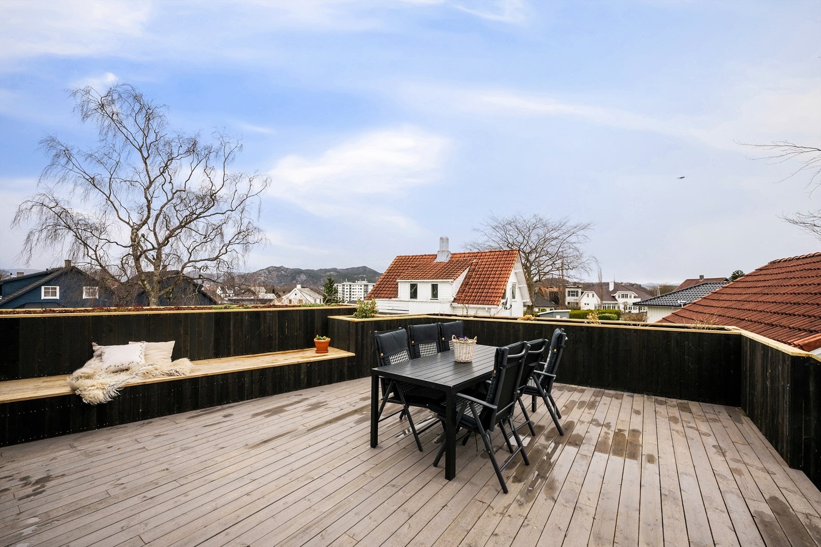 Virkelig flotte uteareal med sol, utsikt og stedbyggede sittebenker, samt plantekasser som skaper liv. Uterom som innbyr til bruk. Galleribilde