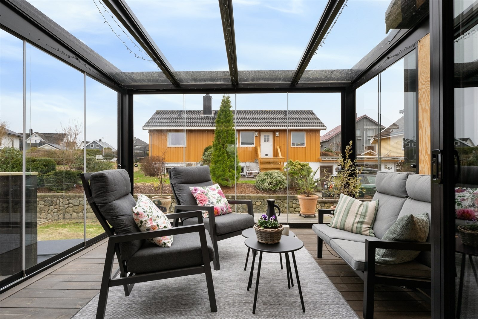 En herlig hagestue knytter inne og ute sammen. Perfekt på sene kvelder evt på fine dager om det begynner å drysse litt. Galleribilde