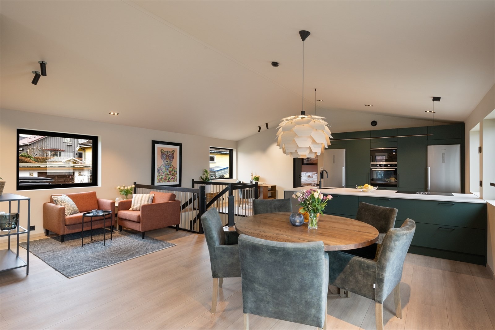 Lunt og innbydende med delikate fargetoner som skaper en herlig atmosfære. Flere naturlige soner for møblering gjør det sosialt både med lounge og spisestue i kontakt med kjøkken. Galleribilde