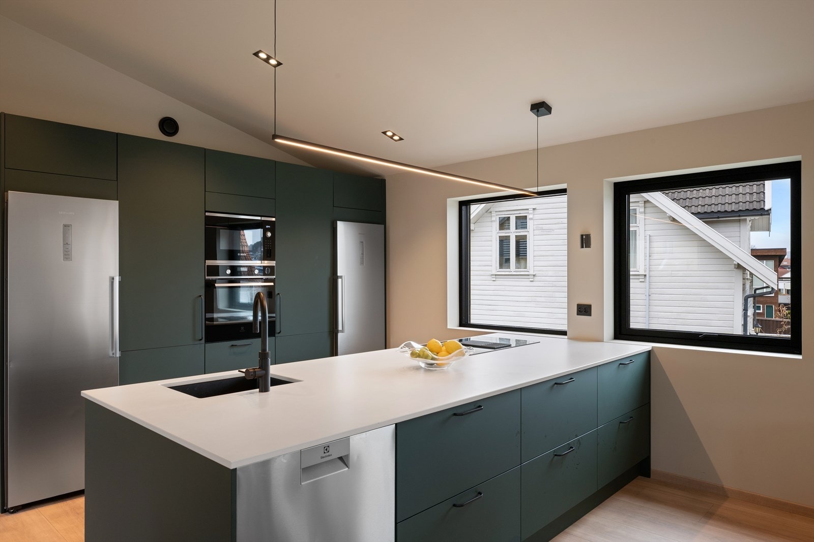Kjøkkenet er fra Aubo m/Dekton benkeplate. Det er skuff i skuff og full dybde kjøkkenøy på 3 m lengde. Qooker er installert for kokevann i spring. Galleribilde
