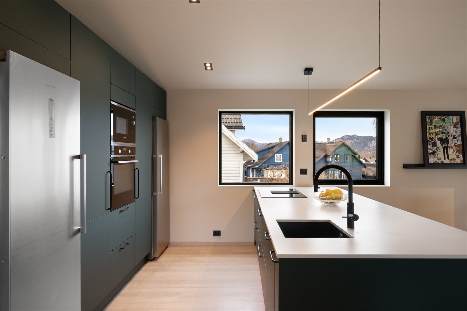Utsikt mot Dalsnuten når du kokkelerer hjelper på stemningen. Hel kjøl og hel frys, samt mikro og stekeovn i arbeidshøyde. Dekton benkeplate. Det er skuff i skuff og full dybde kjøkkenøy på 3 m lengde. Qooker er installert for kokevann i spring. Galleribilde