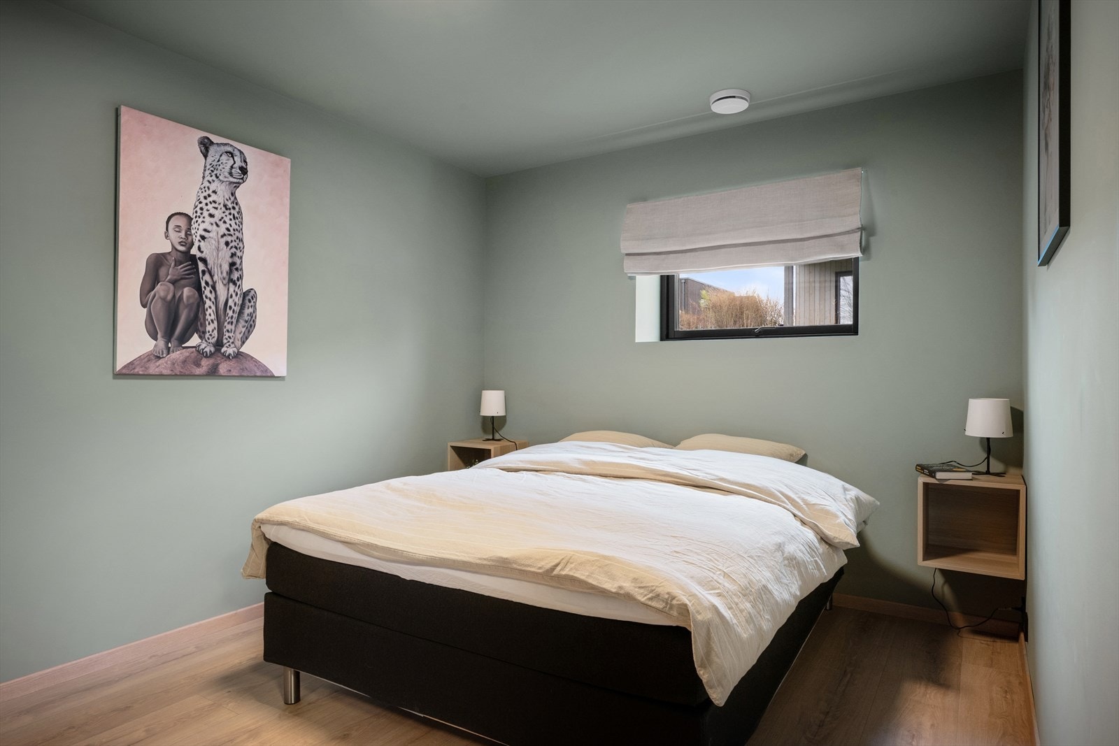 Gode soverom, lune toner på veggen. Galleribilde
