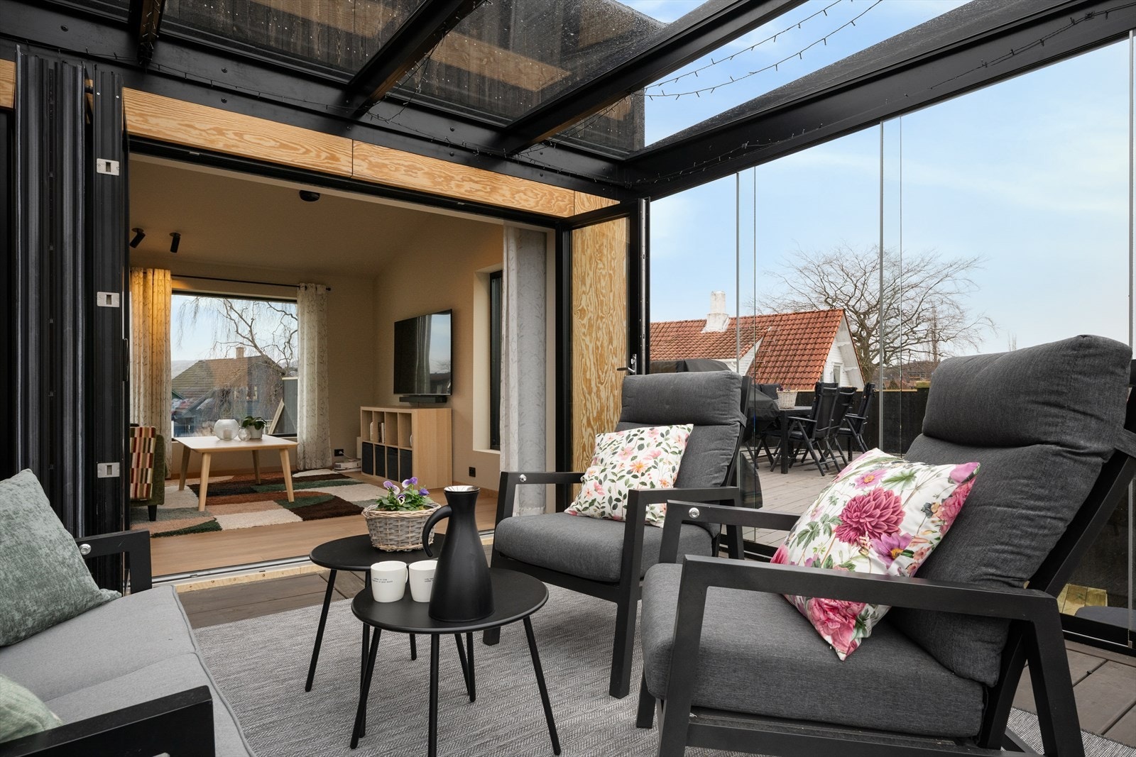 Foldedører mellom stue og hagestue gjør overgangen mer sømløs og flyten ekstra god. Luftig og åpen med skyvedører i glass - videre ut mot hagen. Galleribilde