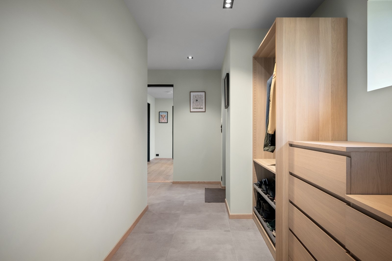 Sjeldent god hall med garderobeplass og videre tilgang til et svært vaskerom og utgang garasjen. Tørrskodd passasje og lagt opp for å komme hjem fra tur og trening eller med hund. Galleribilde
