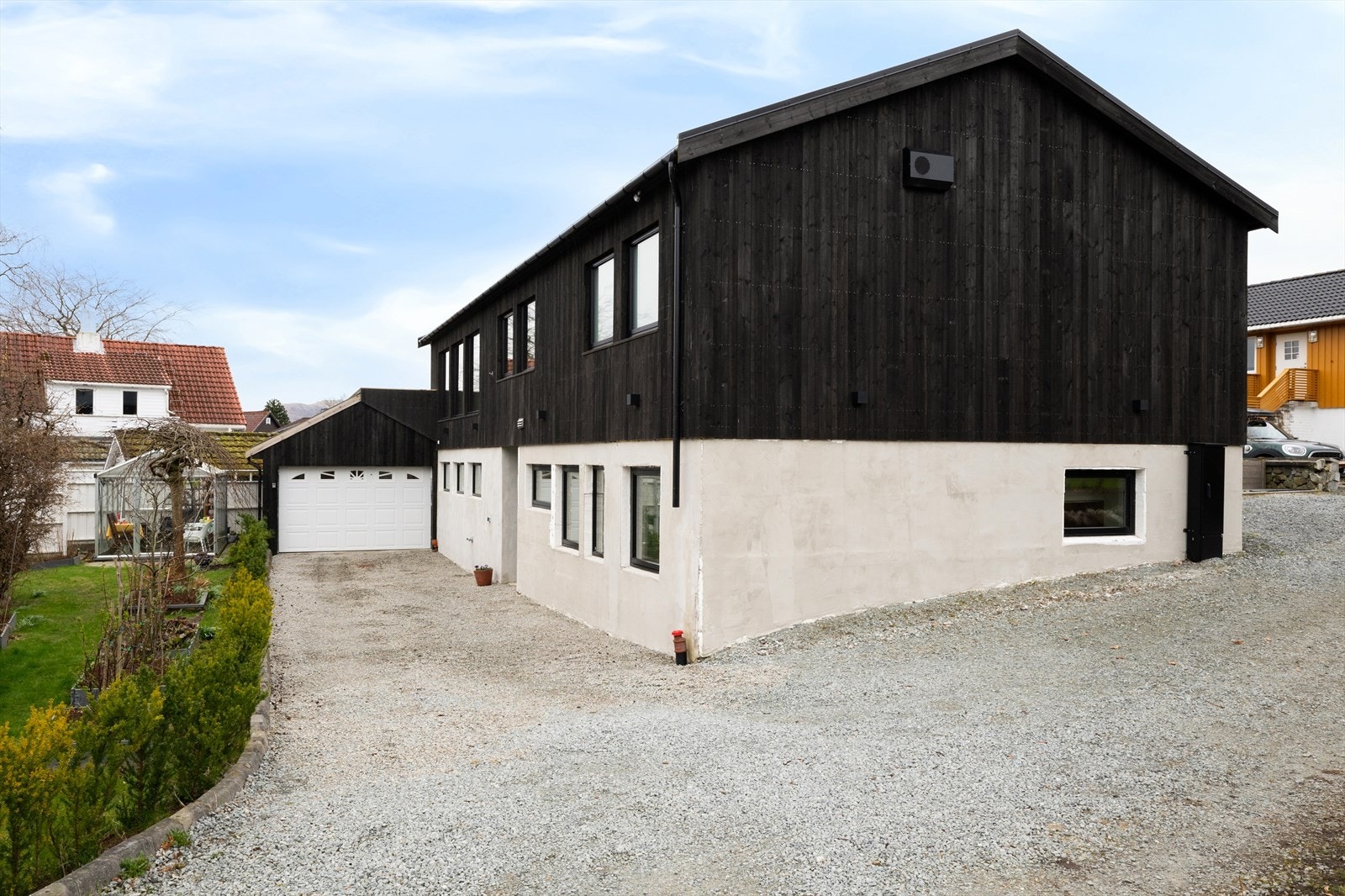 Langt gårdsrom med plass til flere biler. God garasje, samt også plass til bil mellom hage og gaten. Galleribilde