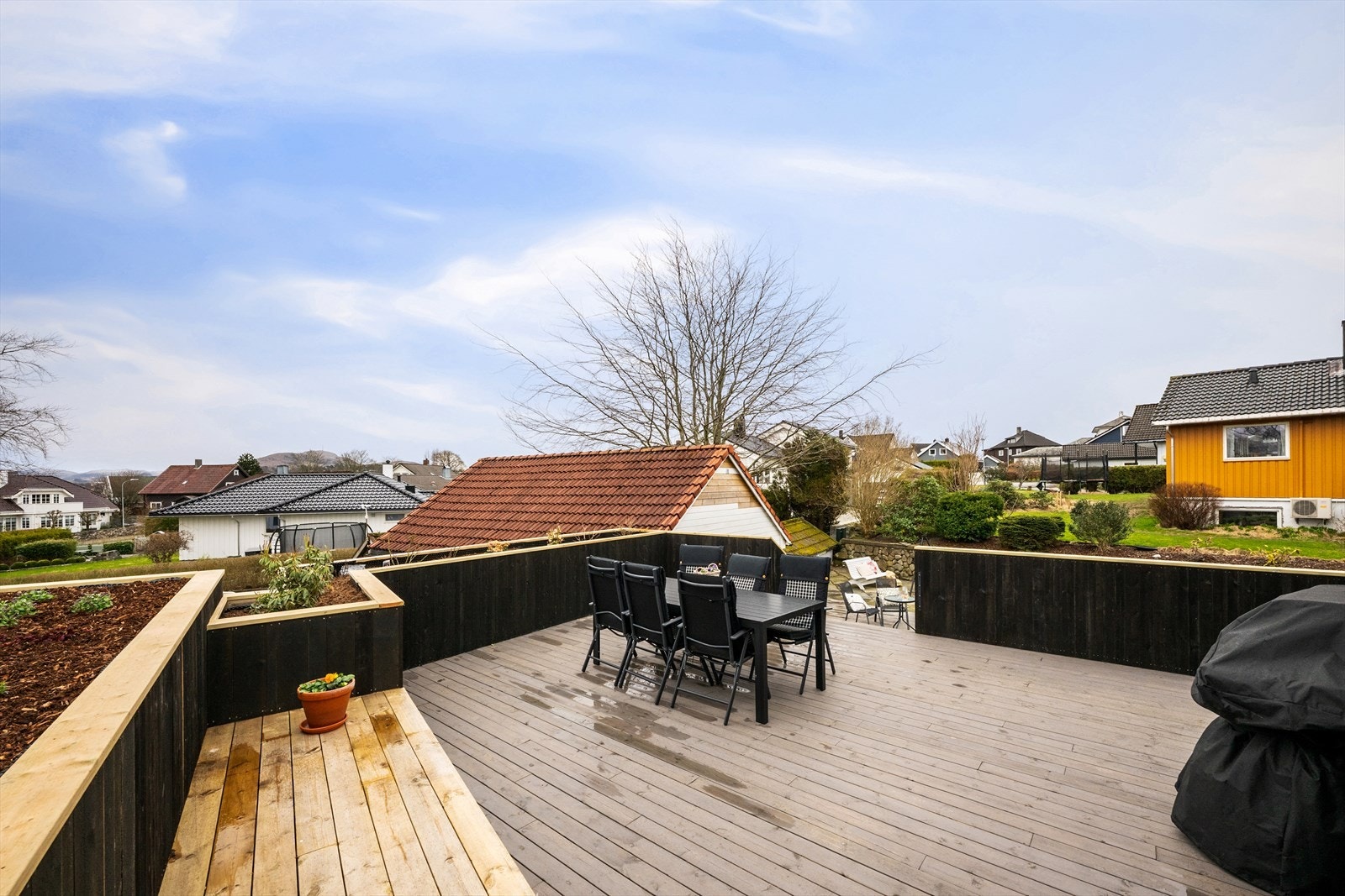 Stor og flott terrasse med stedbyggede sittebenker og plantekasser som skaper liv og dimensjoner. Her nyter du utsikt mot bynutene og sol fra tidlig til sent. Masse plass til å invitere venner og familie på grilling. Galleribilde