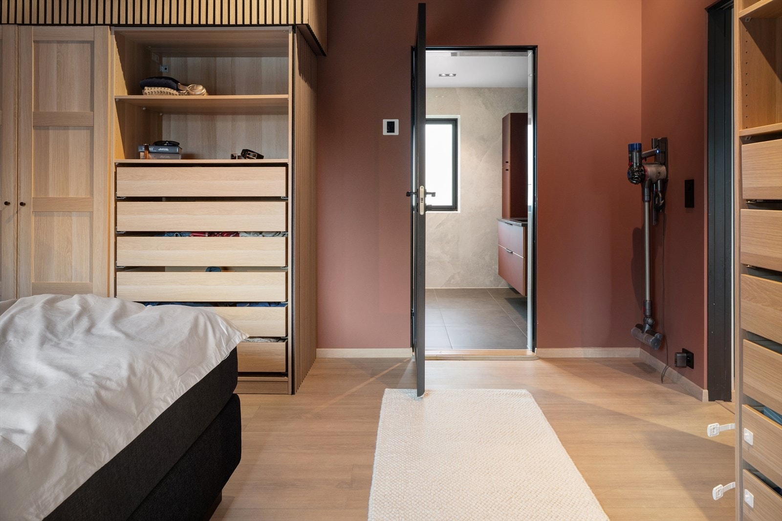 Ensuite baderom gjør voksenavdelingen komplett. Galleribilde