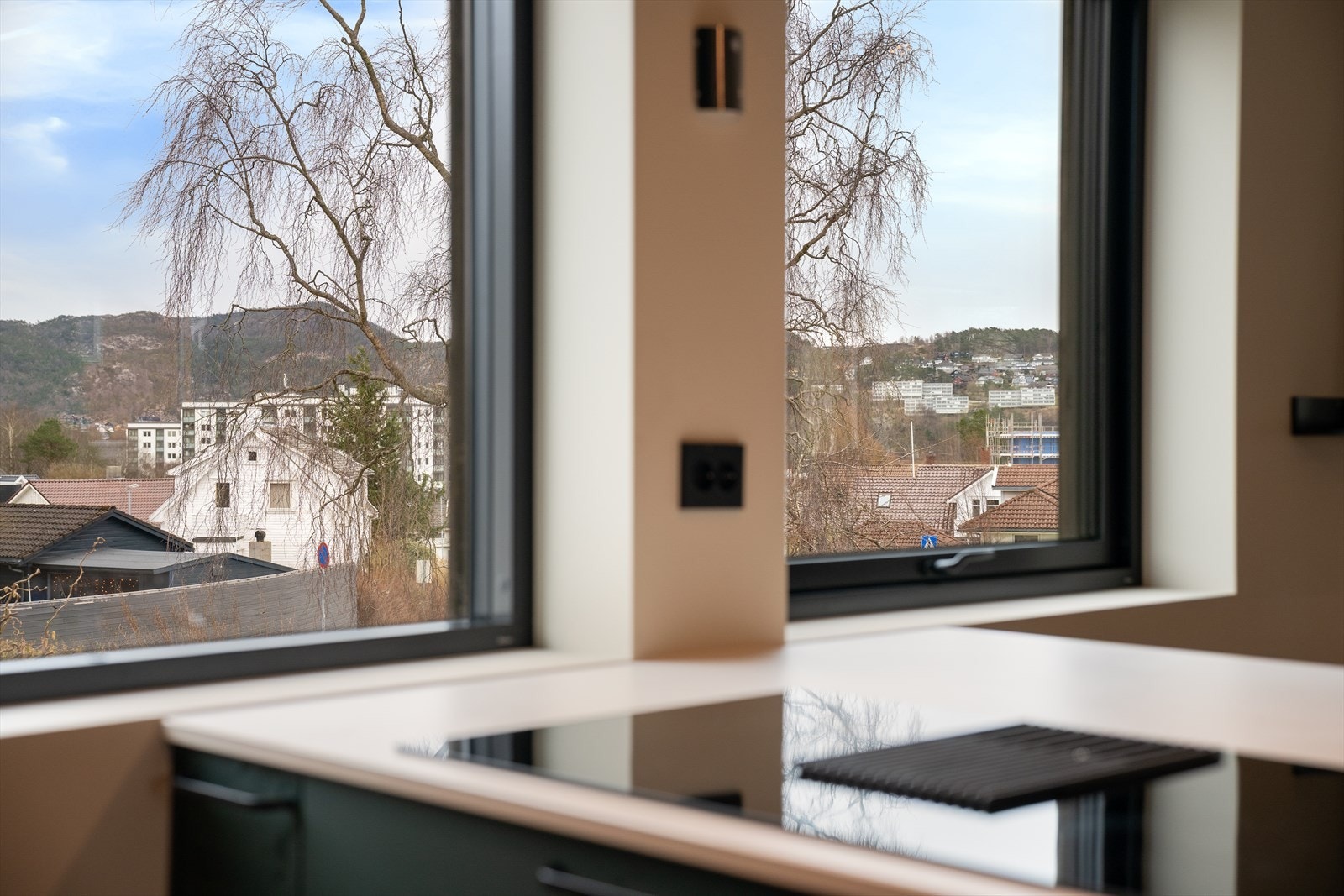 Bynutene rundt Sandnes, luftig himmel og åpent utsyn skaper fin atmosfære inne. Galleribilde