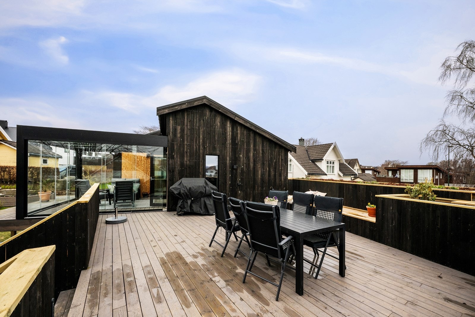 Stor og flott terrasse med stedbyggede sittebenker og plantekasser som skaper liv og dimensjoner. Her nyter du utsikt mot bynutene og sol fra tidlig til sent. Masse plass til å invitere venner og familie på grilling. Galleribilde