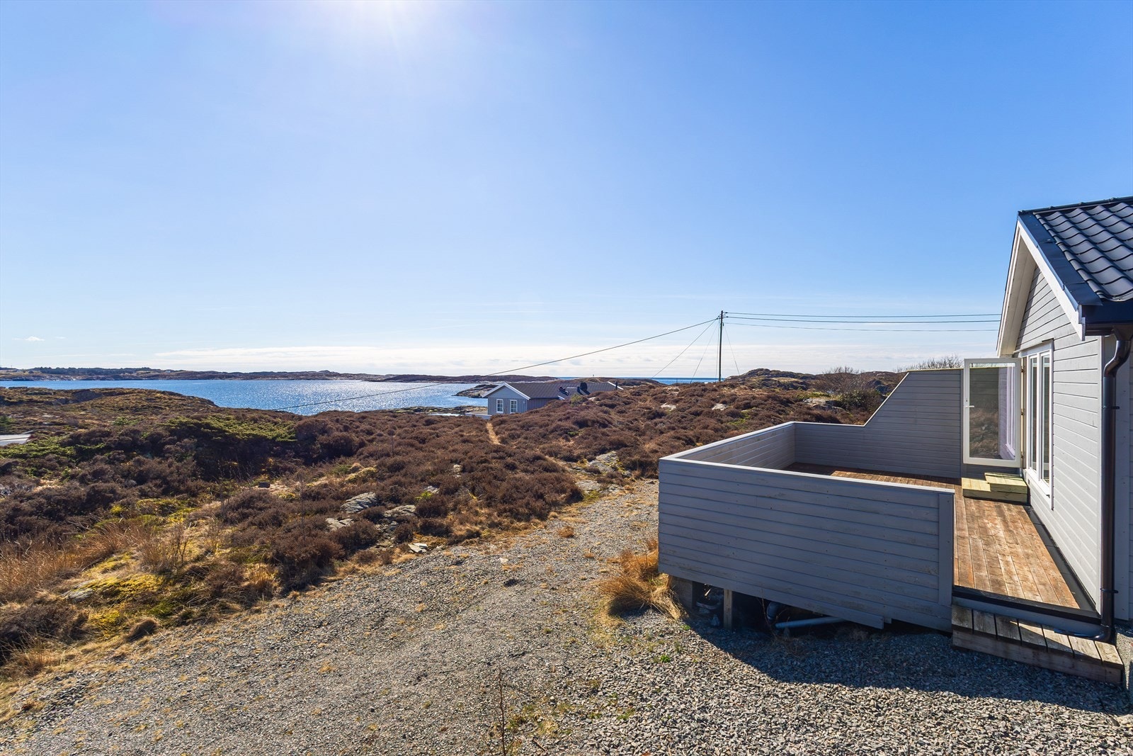 På fine dager er det bare å lene seg tilbake og nyte solen og den imponerende sjøutsikten direkte fra terrassen. Galleribilde