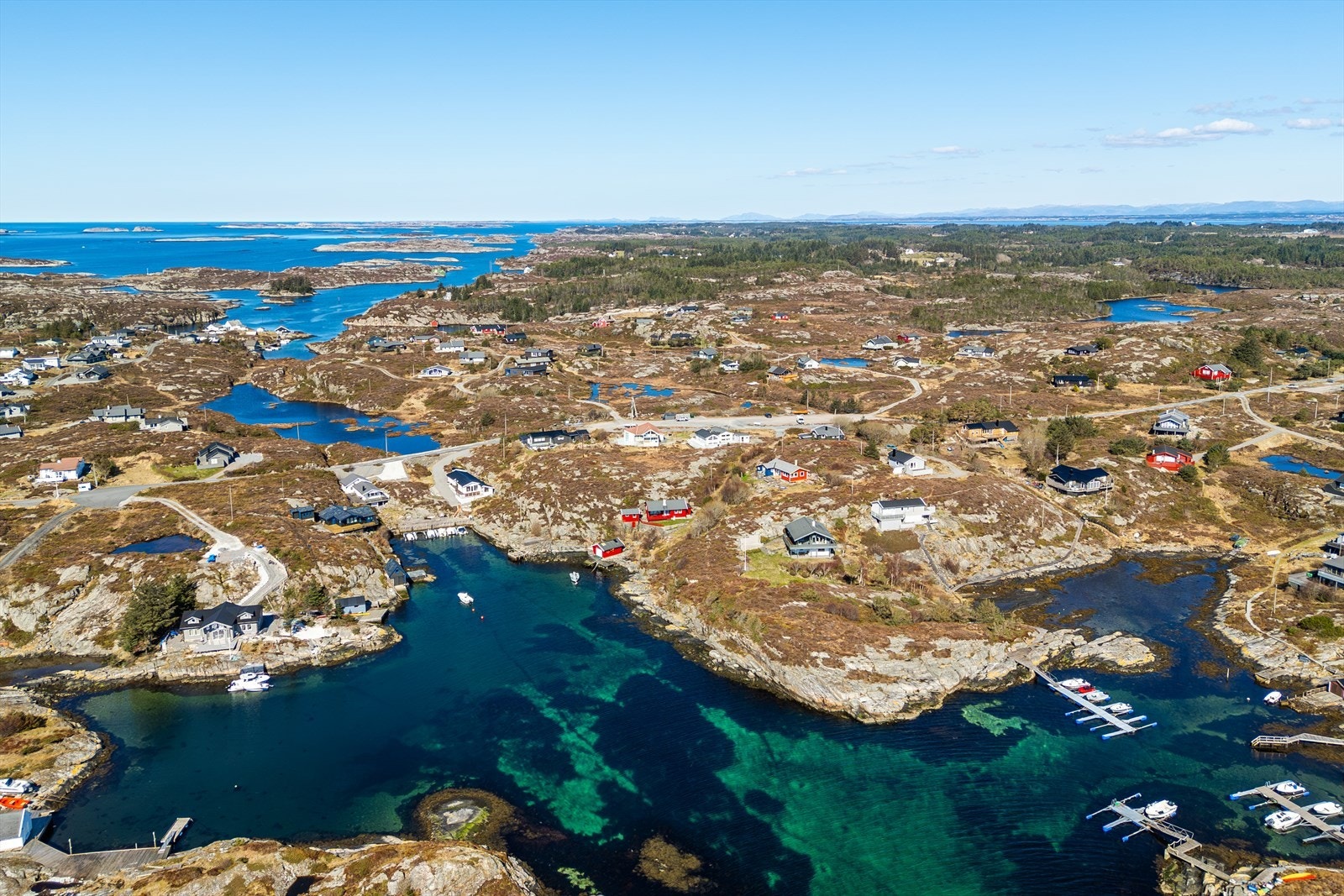 Med sin unike beliggenhet nær sjøen og flotte turmuligheter i nærområdet, er dette en hytte som passer perfekt for deg som ønsker et fristed fra en travel hverdag - og som setter pris på natur, sjø og gode opplevelser utendørs. Galleribilde