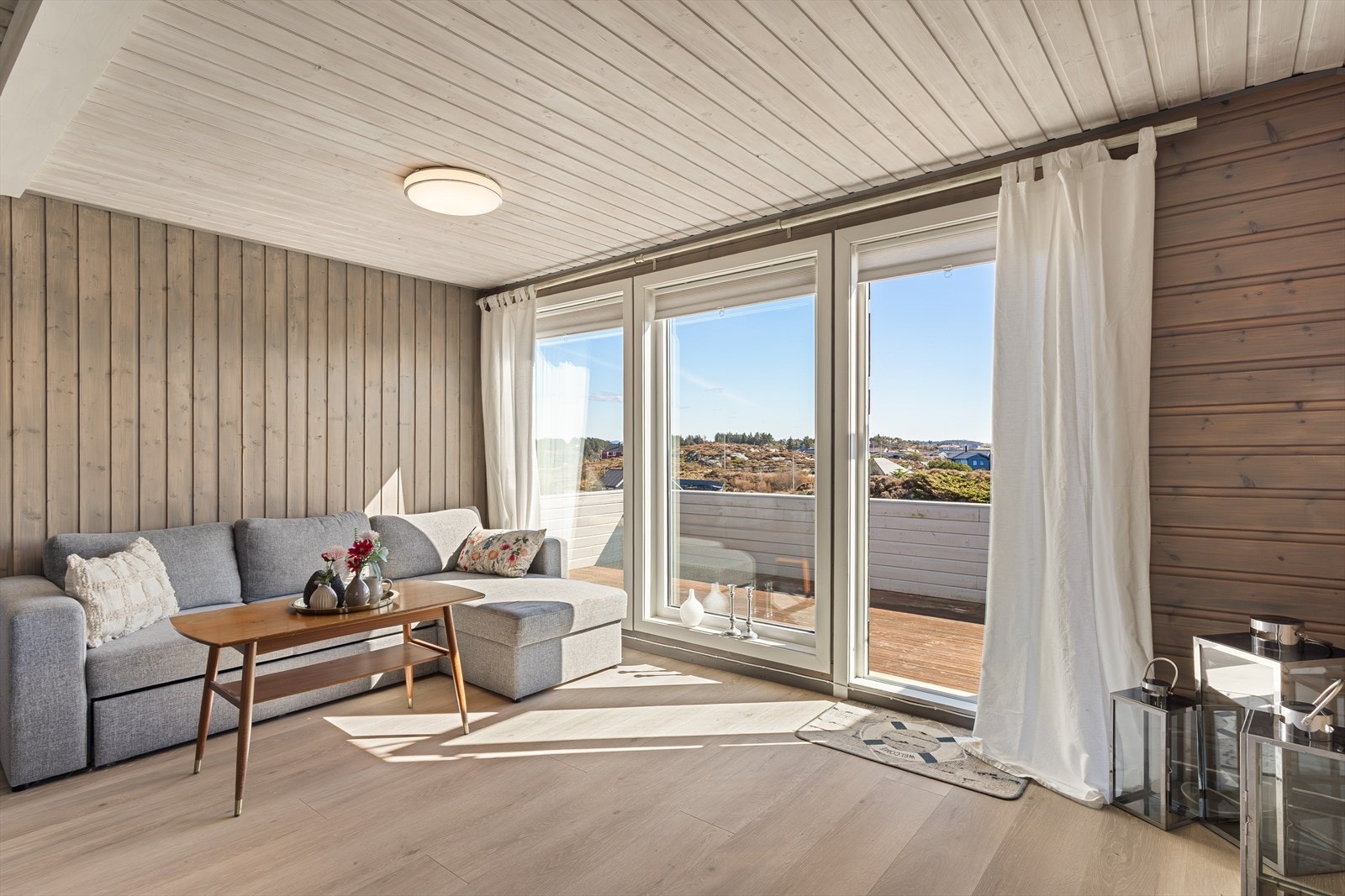 Det første du legger merke til er de store vindusflatene som slipper inn godt med naturlig lys samt den fantastiske utsikten. Galleribilde
