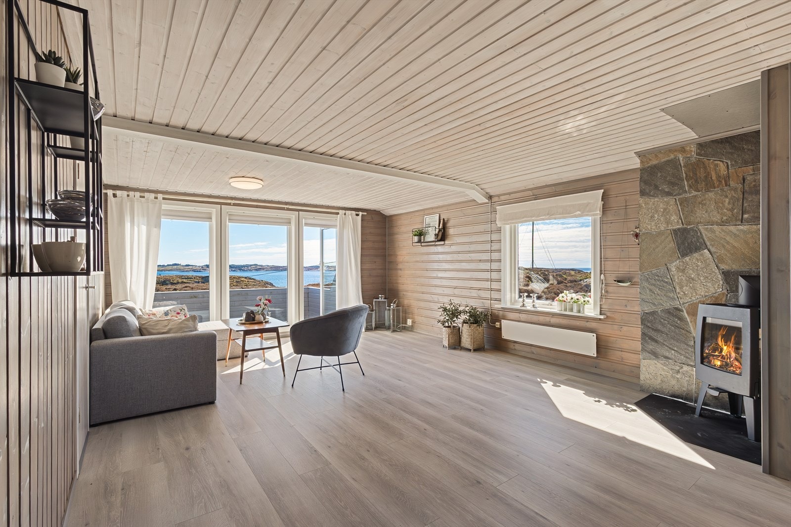 Stuen er lys og romslig. Galleribilde