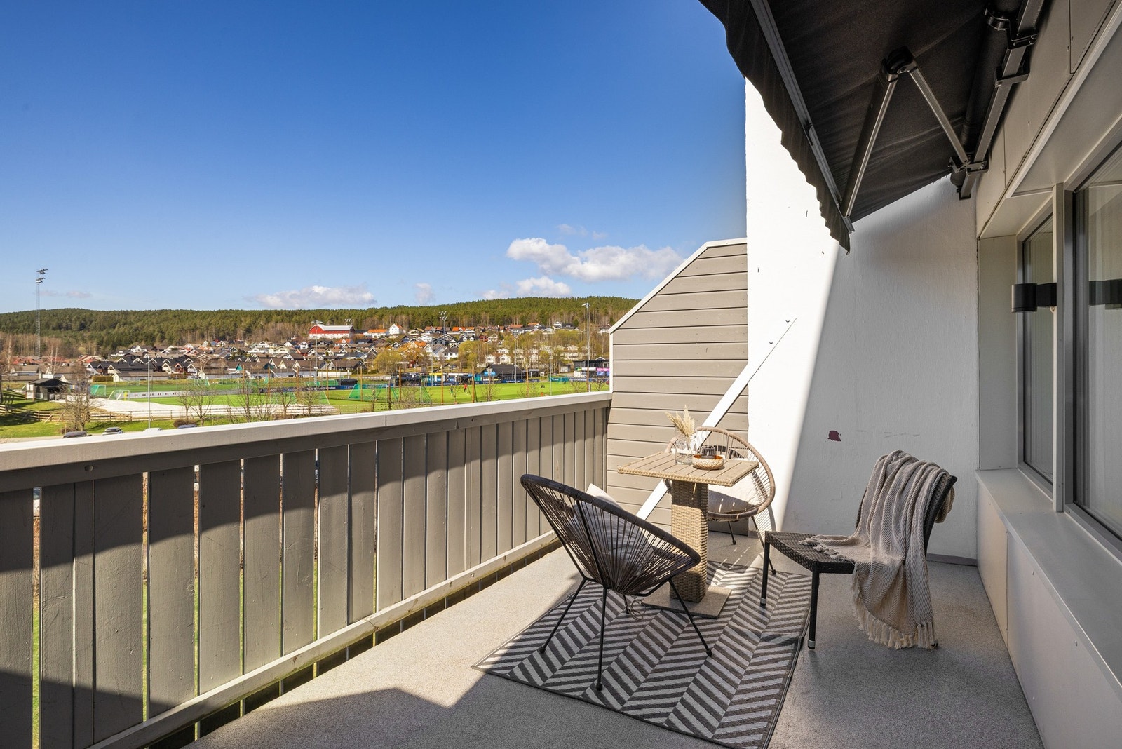 Skjermet uteplass med hyggelig sittekrok og flott utsyn mot åpne grøntområder. Galleribilde