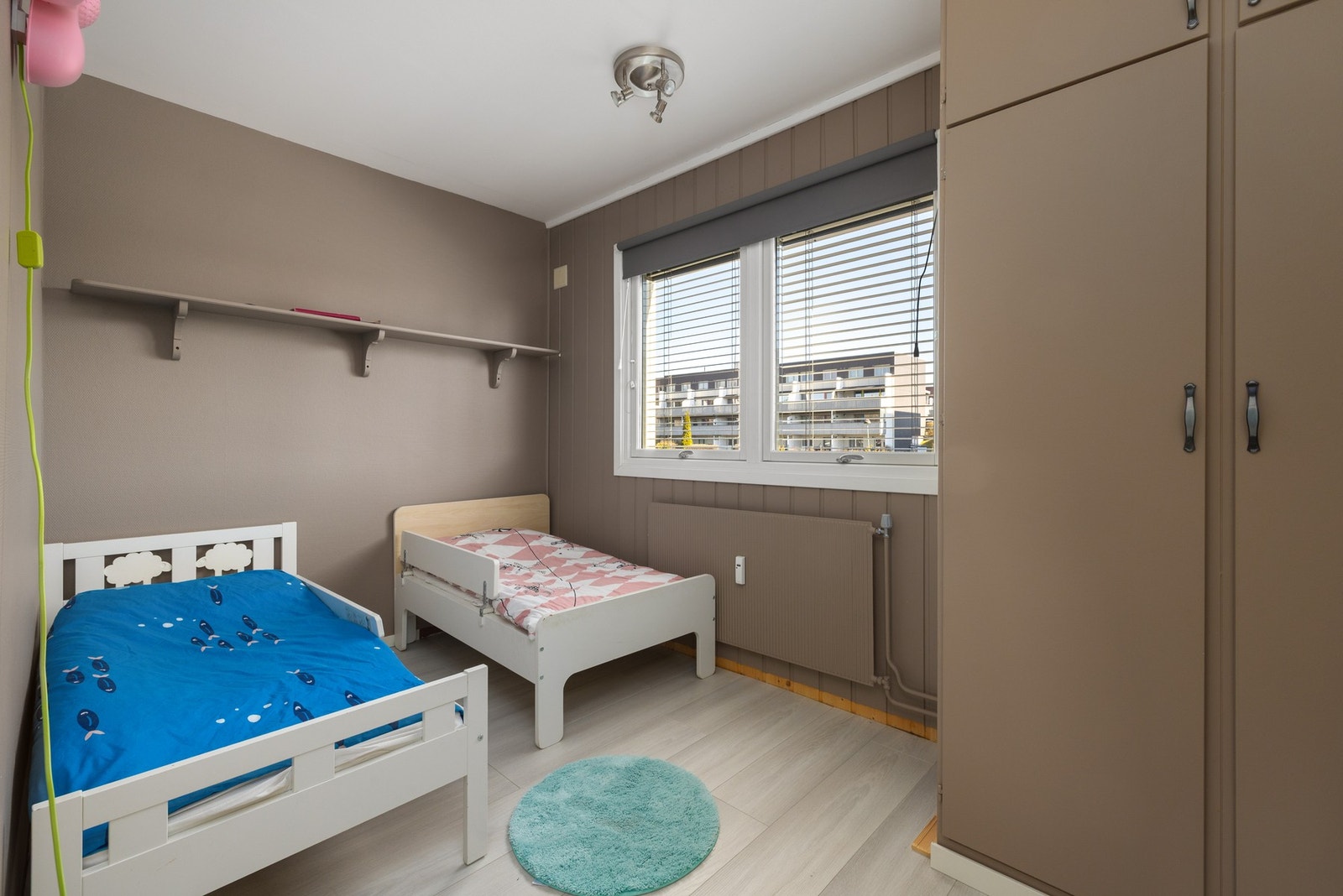Barnerom med plass til seng og oppbevaring, samt godt med dagslys fra vindu. Galleribilde