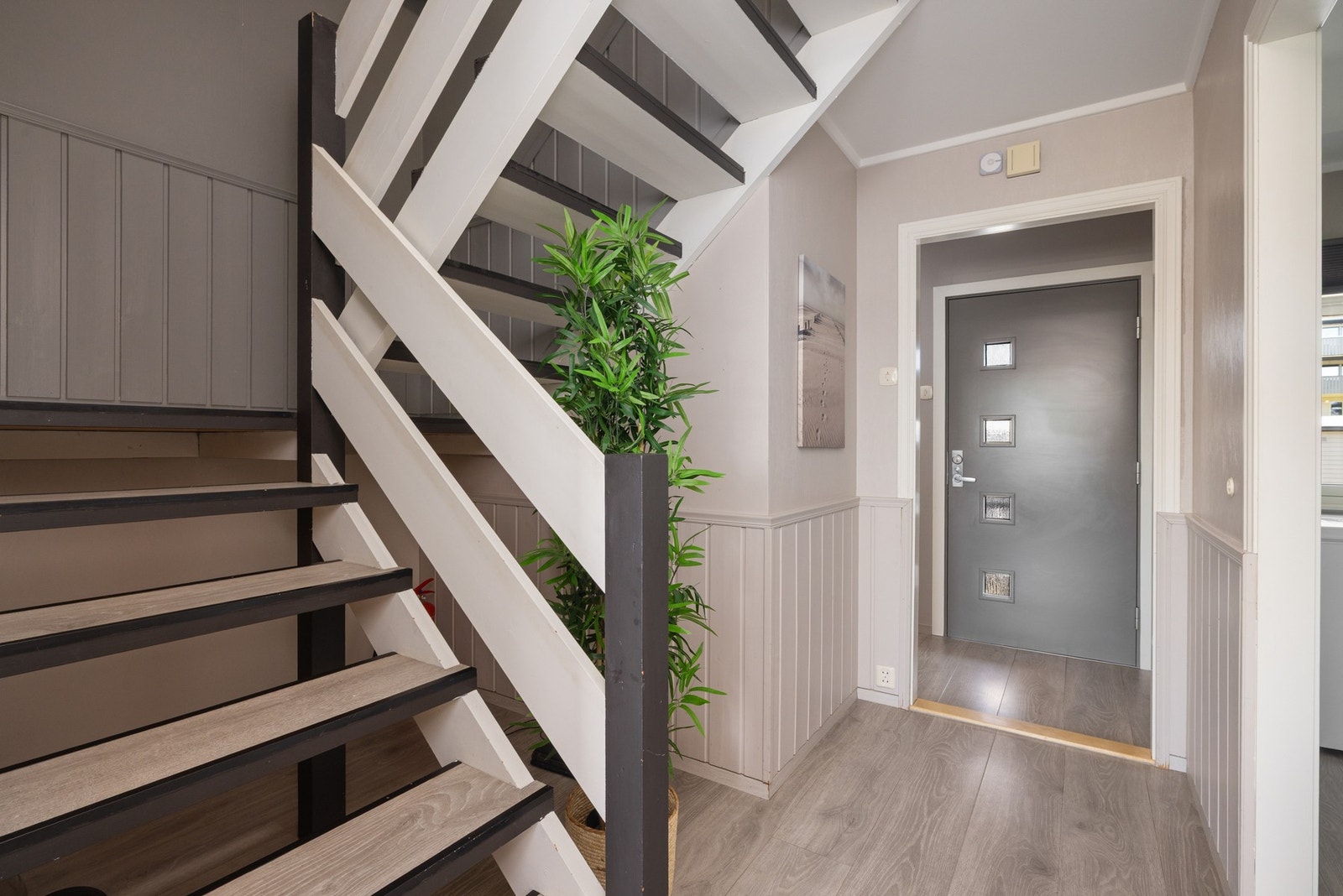 Trappegang med adkomst til boligens øvrige etasjer og en praktisk planløsning. Galleribilde