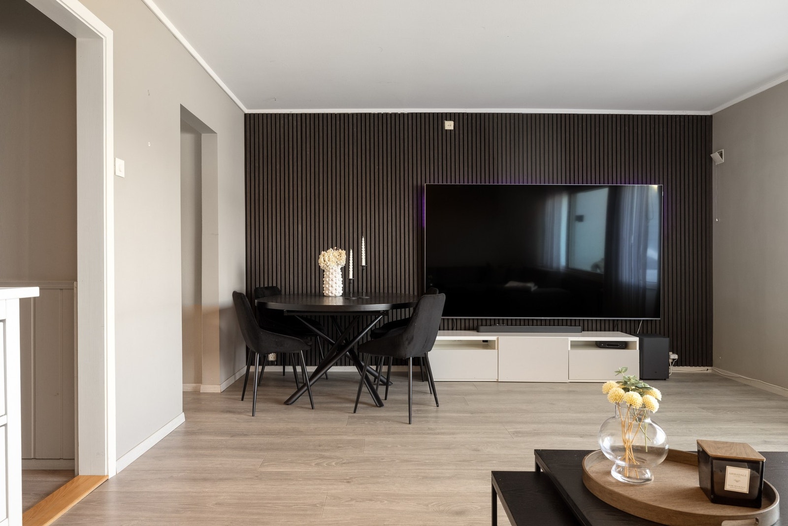 Egen spiseavdeling med plass til hyggelige måltider, elegant integrert i stuen. Galleribilde