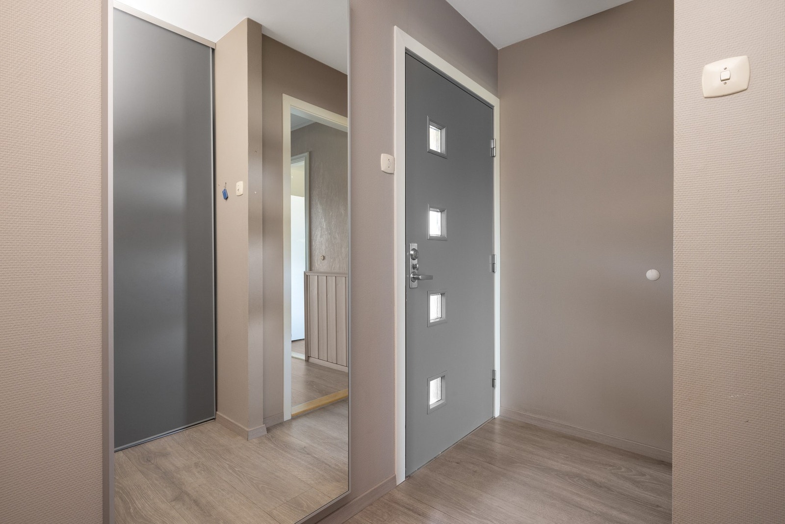 Praktisk entré med skyvedørsgarderobe og god plass til oppbevaring. Galleribilde