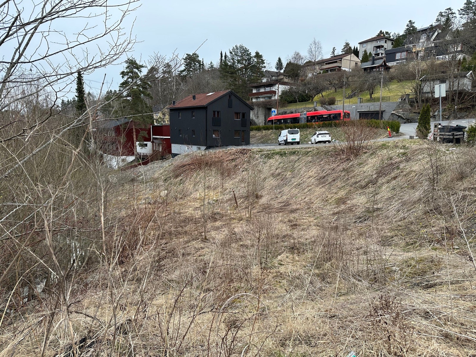 Kort vei til bussholdeplassen i bakgrunnen. Galleribilde