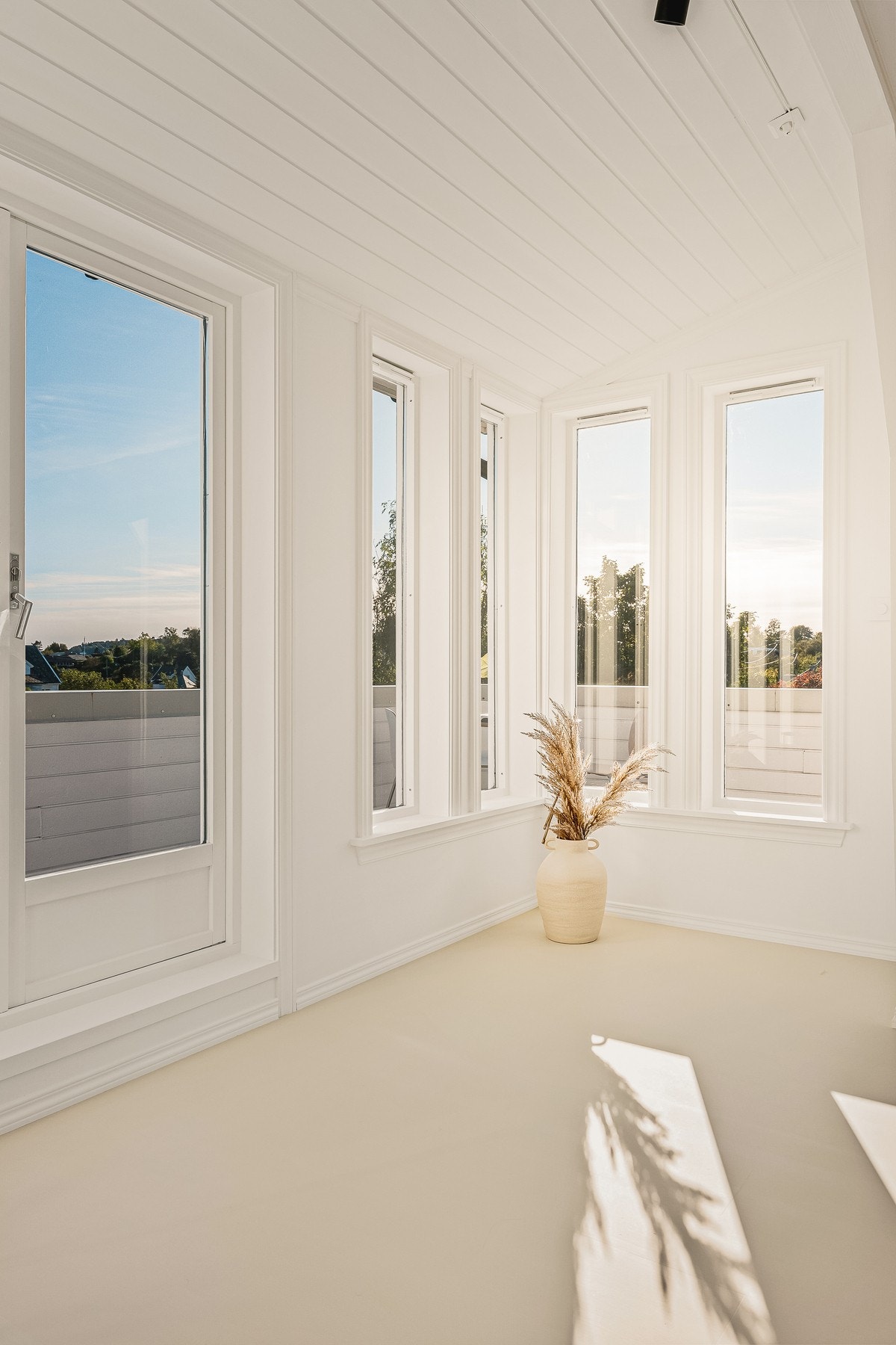 Fra stuen har du tilgang til den store terrassen Galleribilde