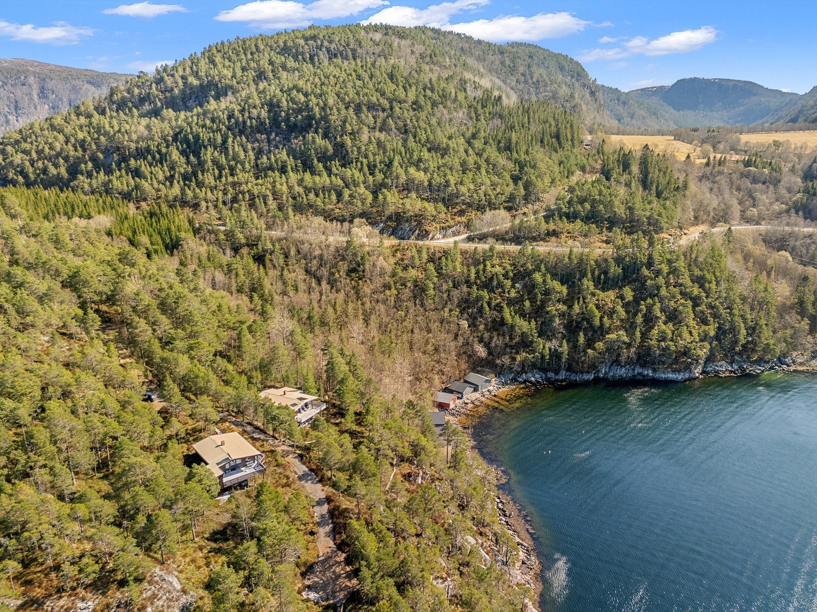 Området byr på flotte naturopplevelser med skog, fjord og variert terreng - perfekt for friluftsliv året rundt. Galleribilde