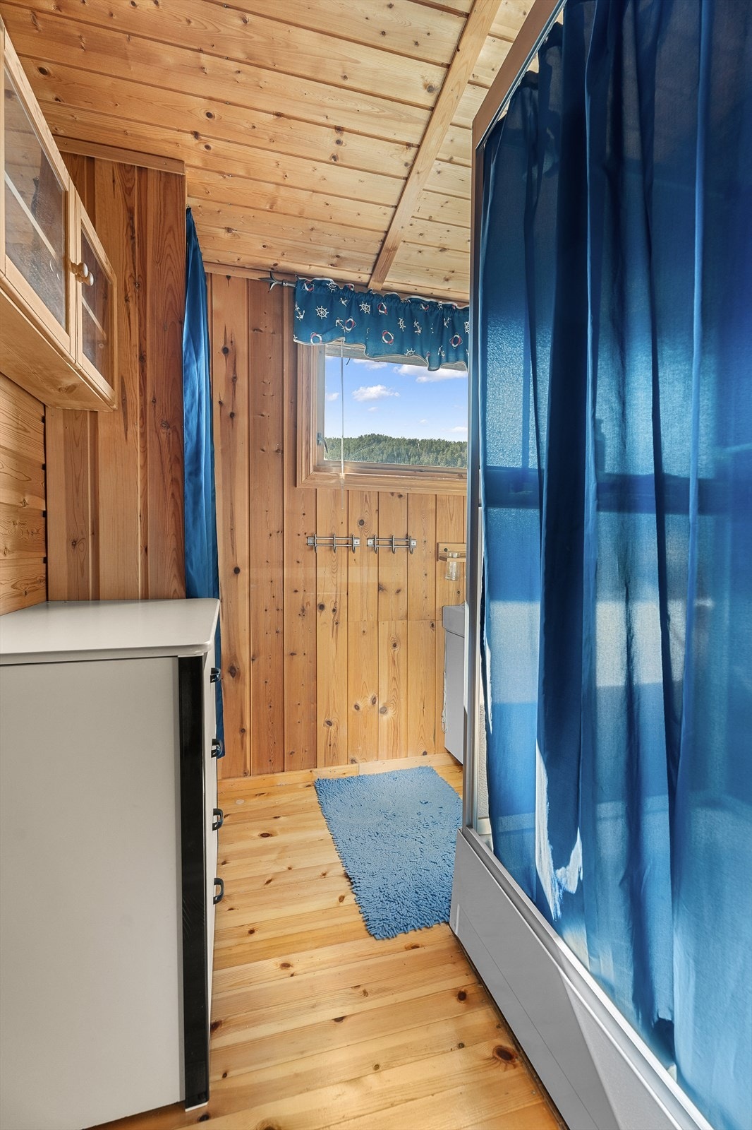Badet er opprinnelig byggemeldt som entré. Det er ikke søkt bruksendring fra tilleggsdel til hoveddel. Kjøper overtar alt ansvar, kostnad og risiko for dette videre. Galleribilde