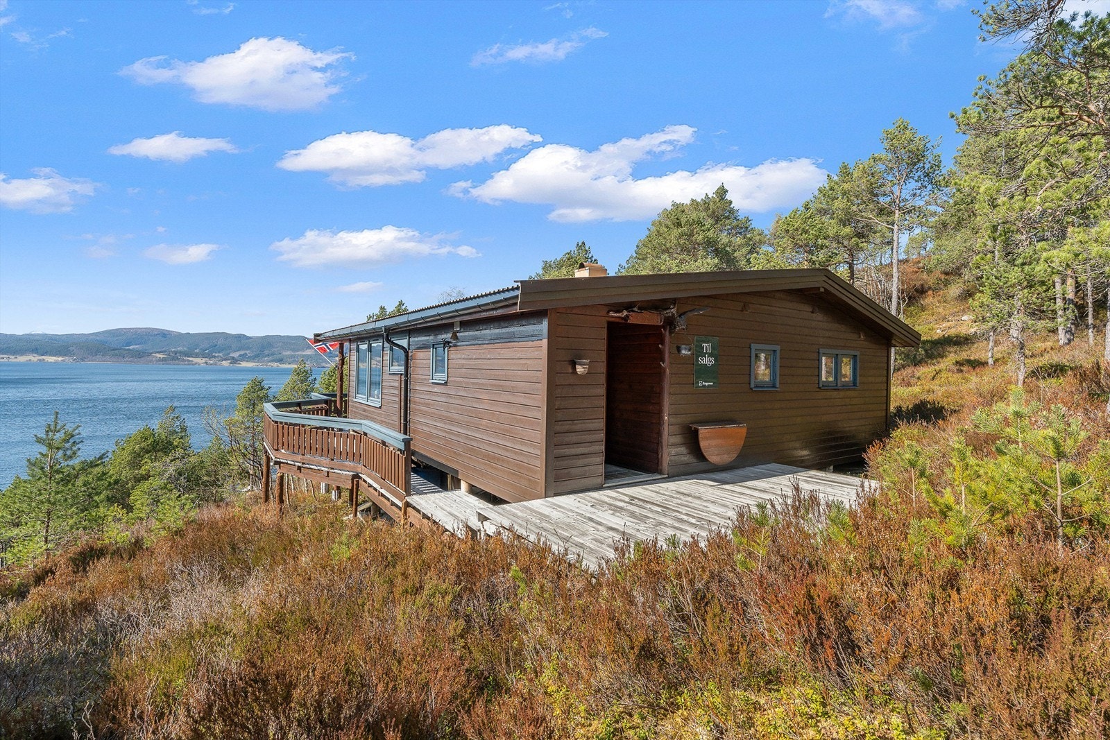 Hytta ligger flott til i terrenget med terrasse og utsikt mot fjorden - en perfekt ramme for fritidslivet. Galleribilde