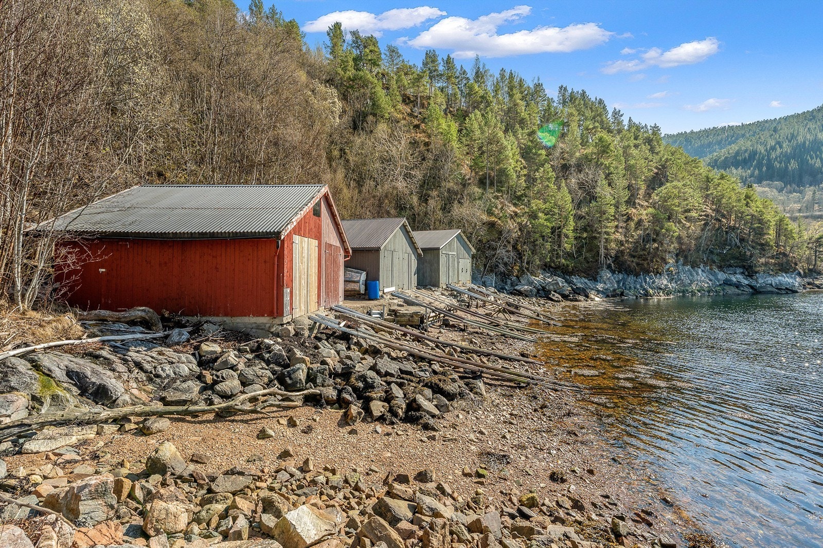 Langs strandlinjen ved Vestre Buvika finner du et naust tilhørende hytta gode muligheter for sjøliv og båtliv. Naustet er ikke byggemeldt, og det foreligger ikke tegninger. Kjøper overtar alt ansvar, eventuell kostnad og risiko forbundet med dette. Galleribilde