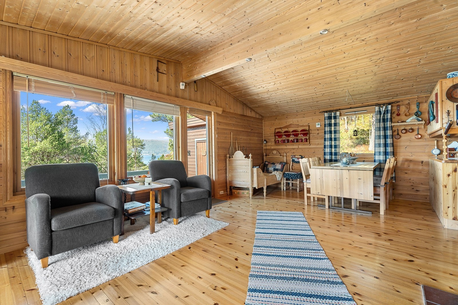 God plass til både sofagruppe og sitteplasser - et naturlig samlingspunkt i hytta. Galleribilde