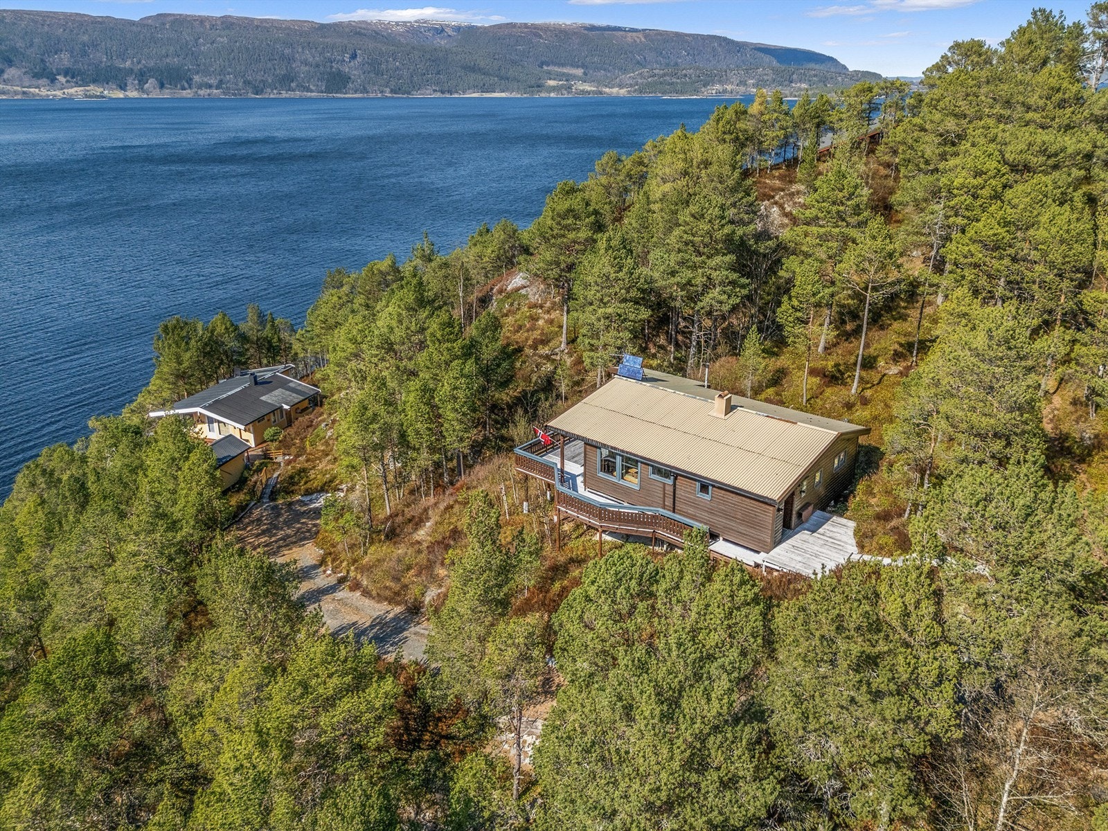 På Kyrksæteræra finnes også kjøpesenter, apotek, vinmonopol og øvrige nødvendige tjenester. For ytterligere handelstilbud ligger Orkanger ca. 40 minutters kjøring unna, mens Trondheim nås på rundt 1 time og 15 minutter. Galleribilde