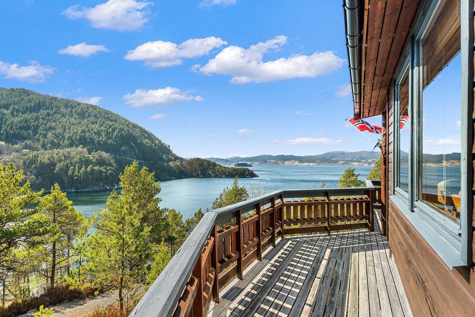 Romslig veranda med fantastisk utsikt mot Hemnfjorden - perfekt for rolige morgener og sene sommerkvelder. Galleribilde