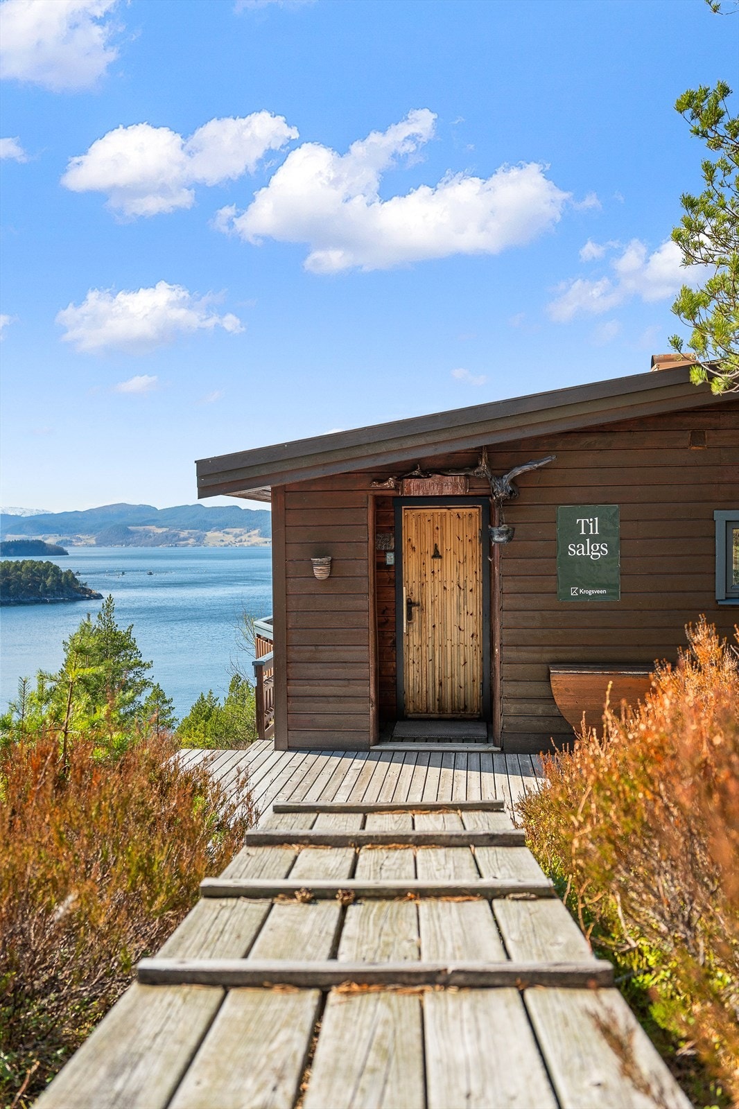Flott beliggende hytte med terrasse rundt store deler av bygget, omkranset av vakker natur og gode solforhold. Galleribilde