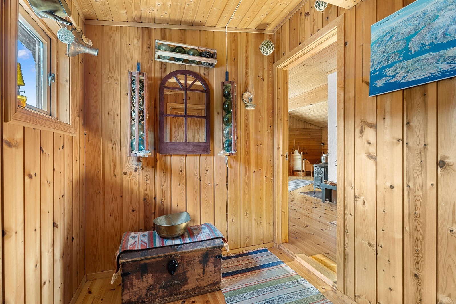 Koselig entré med klassiske hyttedetaljer og god plass til oppbevaring av yttertøy og sko. Galleribilde