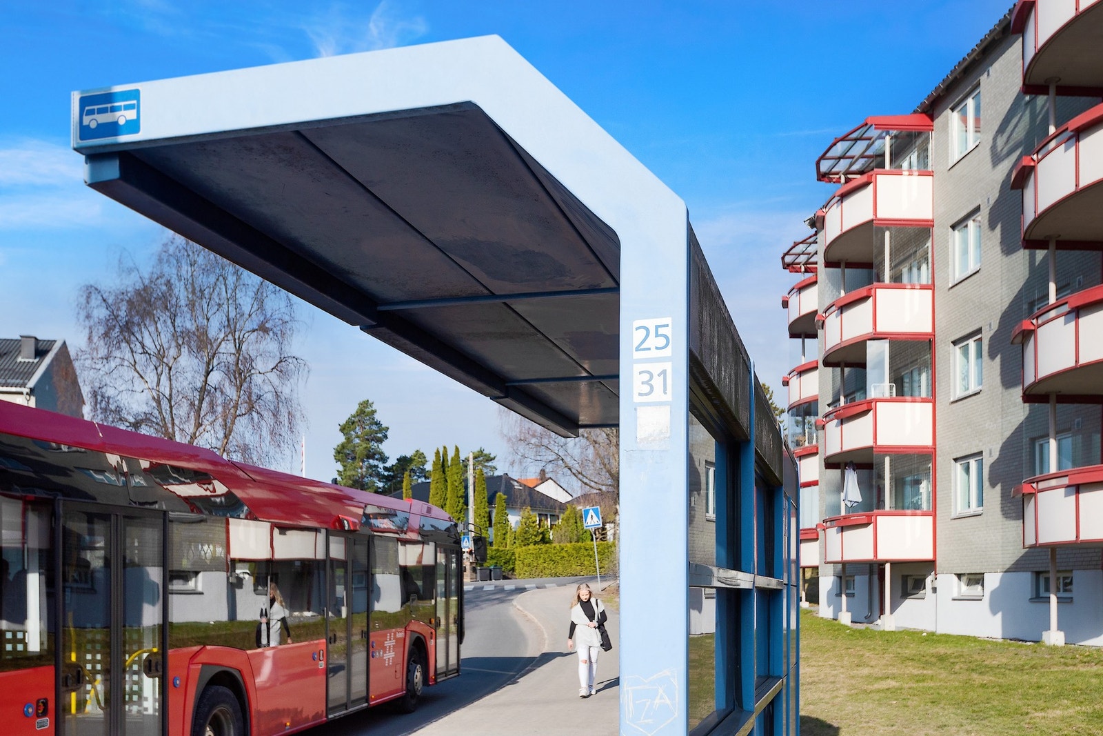 Det går hyppige avganger med buss døgnet rundt. Galleribilde