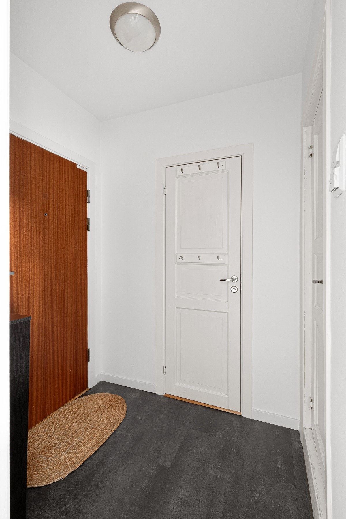 Fra entréen er det inngang til en praktisk bod. Galleribilde