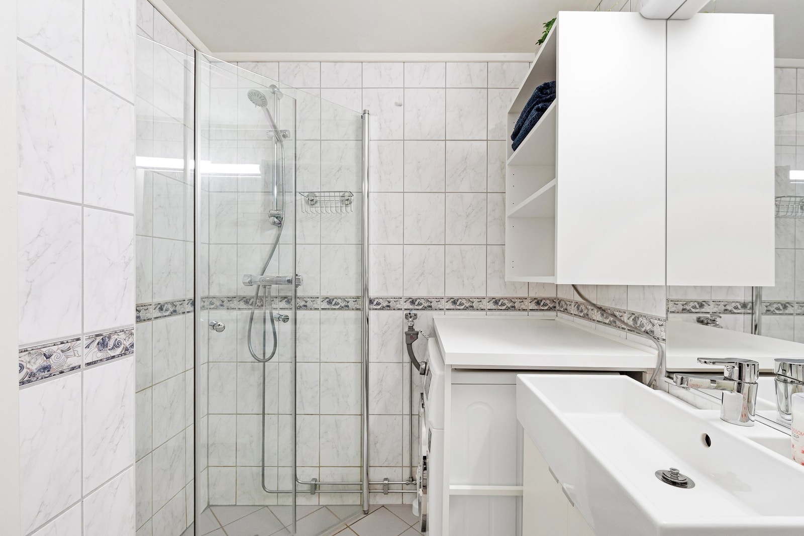 Badet har opplegg for vaskemaskin og varmekabler i gulv. Galleribilde