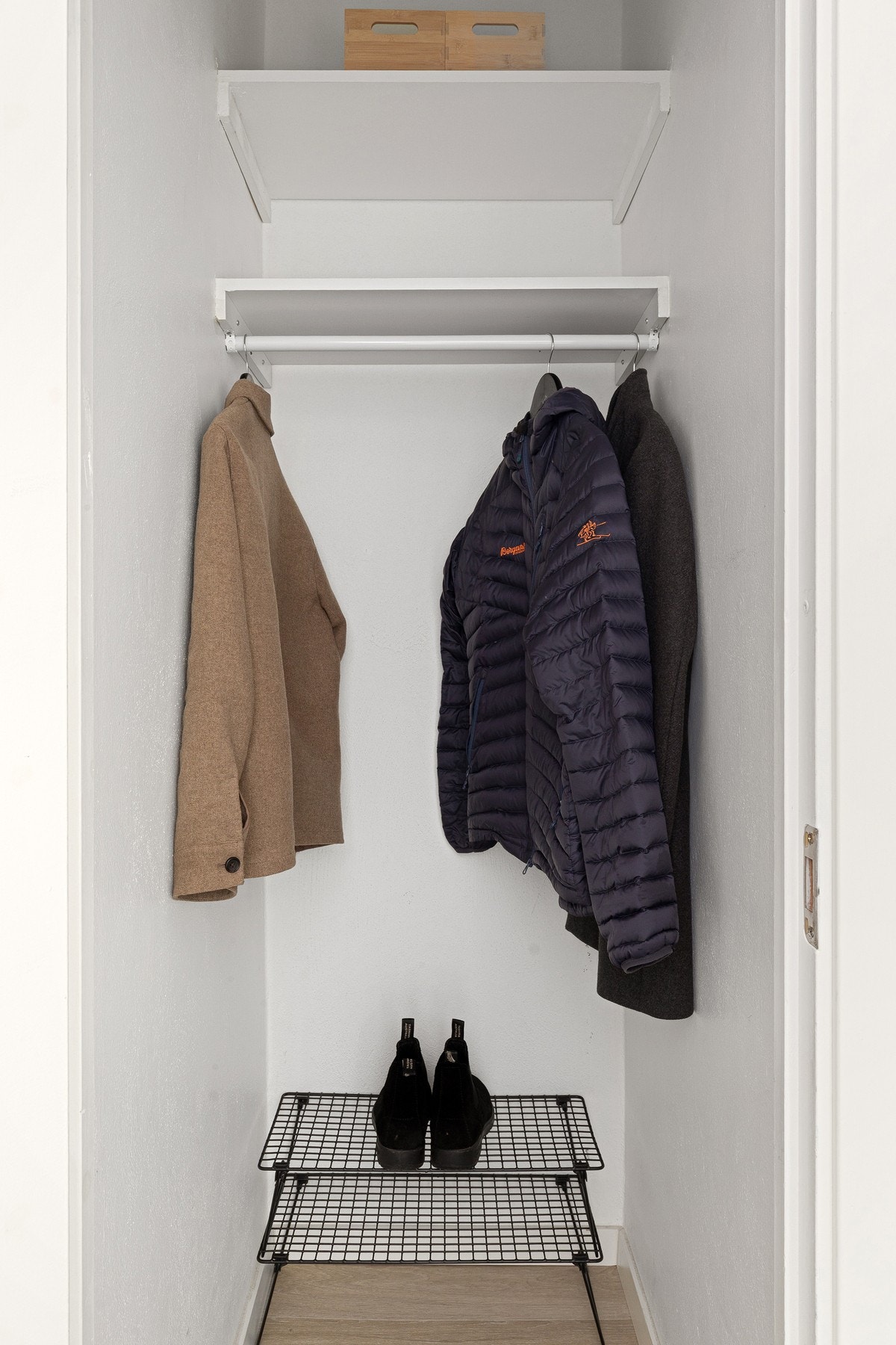 Her er det plass til å henge fra seg yttertøy. Galleribilde