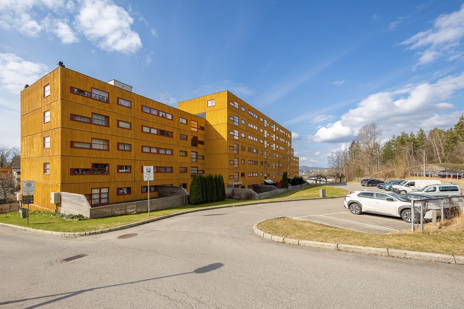Fra boligen er det kort vei til marka med flotte tur- og friluftsmuligheter gjennom hele året. Galleribilde