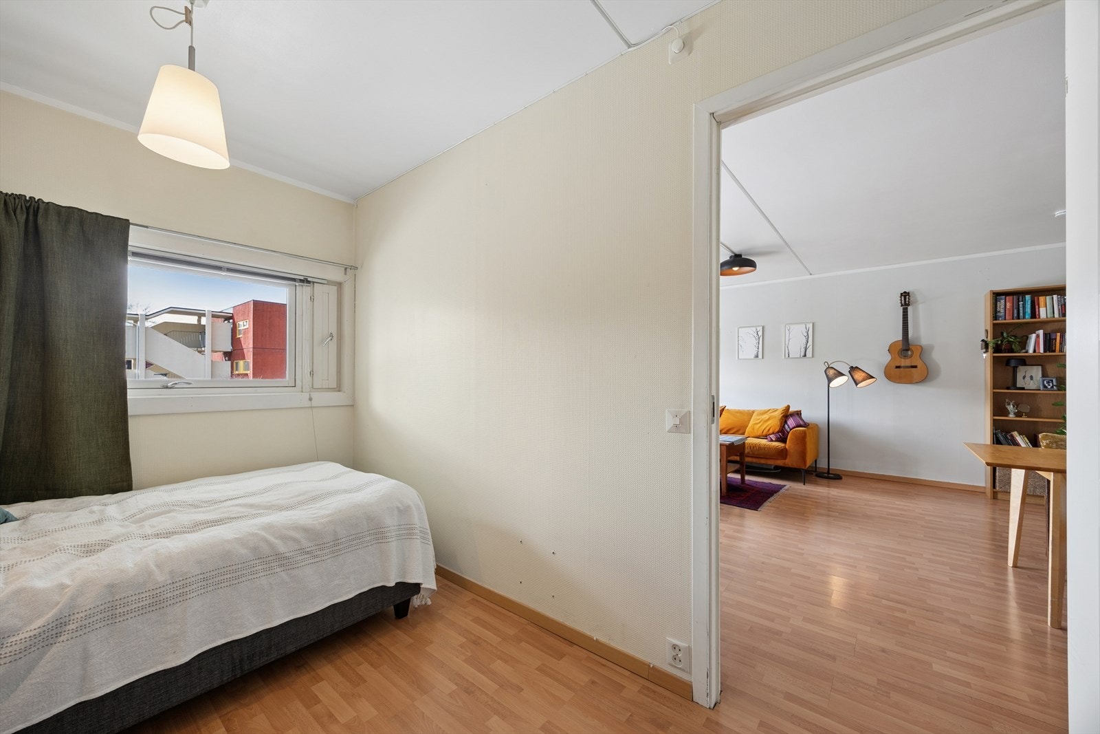 Rommet har plass til dobbeltseng med nattbord på hver side, samt øvrig soveromsmøblement. Galleribilde