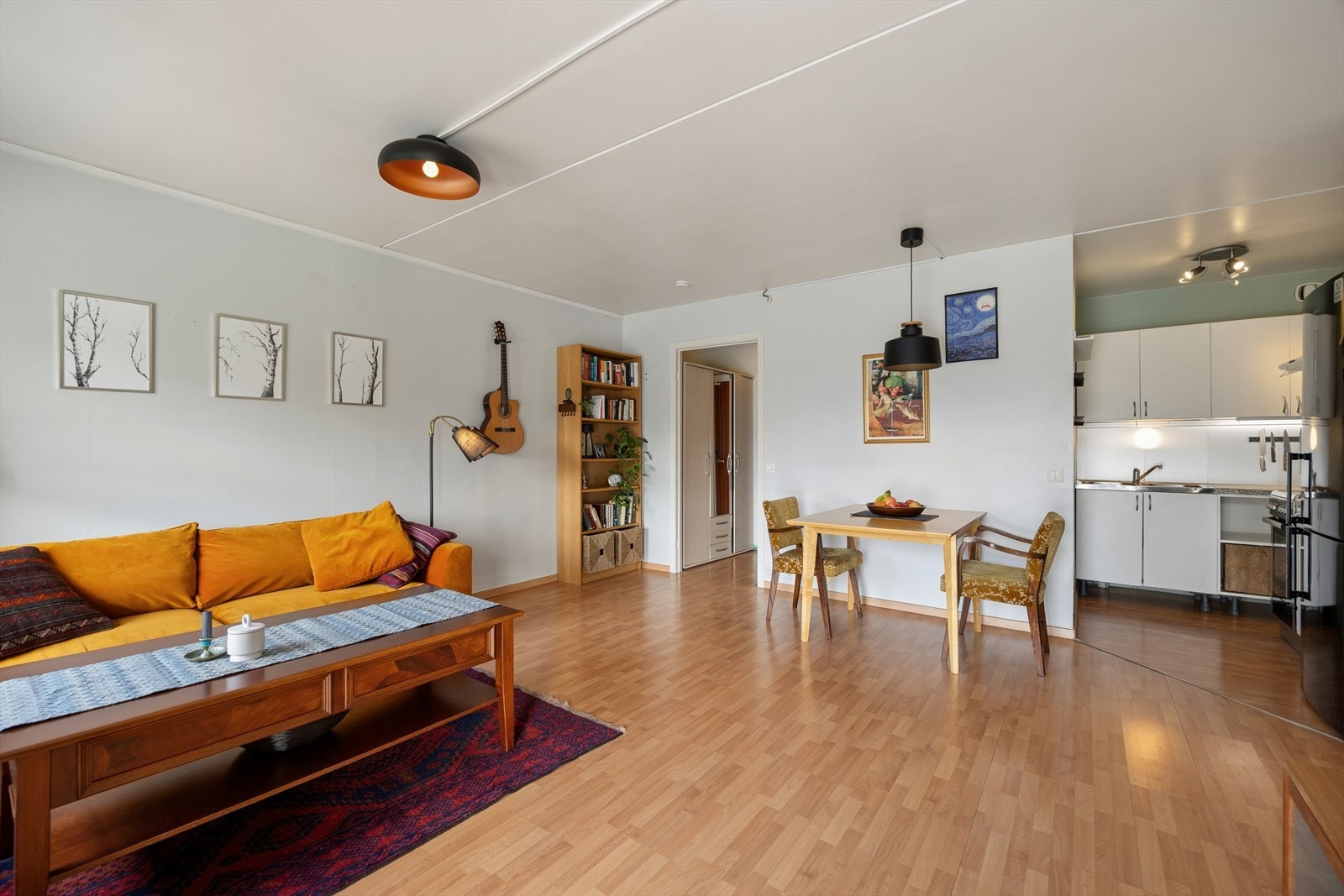 Her er det god plass til en hyggelig sofakrok, ønsket medie- og oppbevaringsmøblement, samt et spisebord. Galleribilde