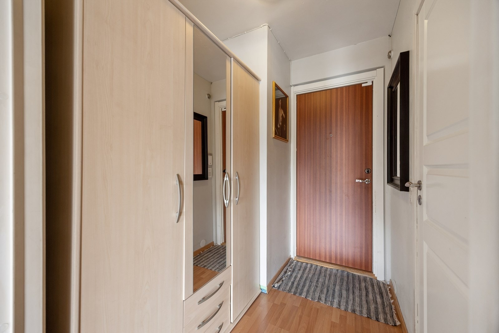 Du ønskes velkommen inn i en romslig entré. Galleribilde
