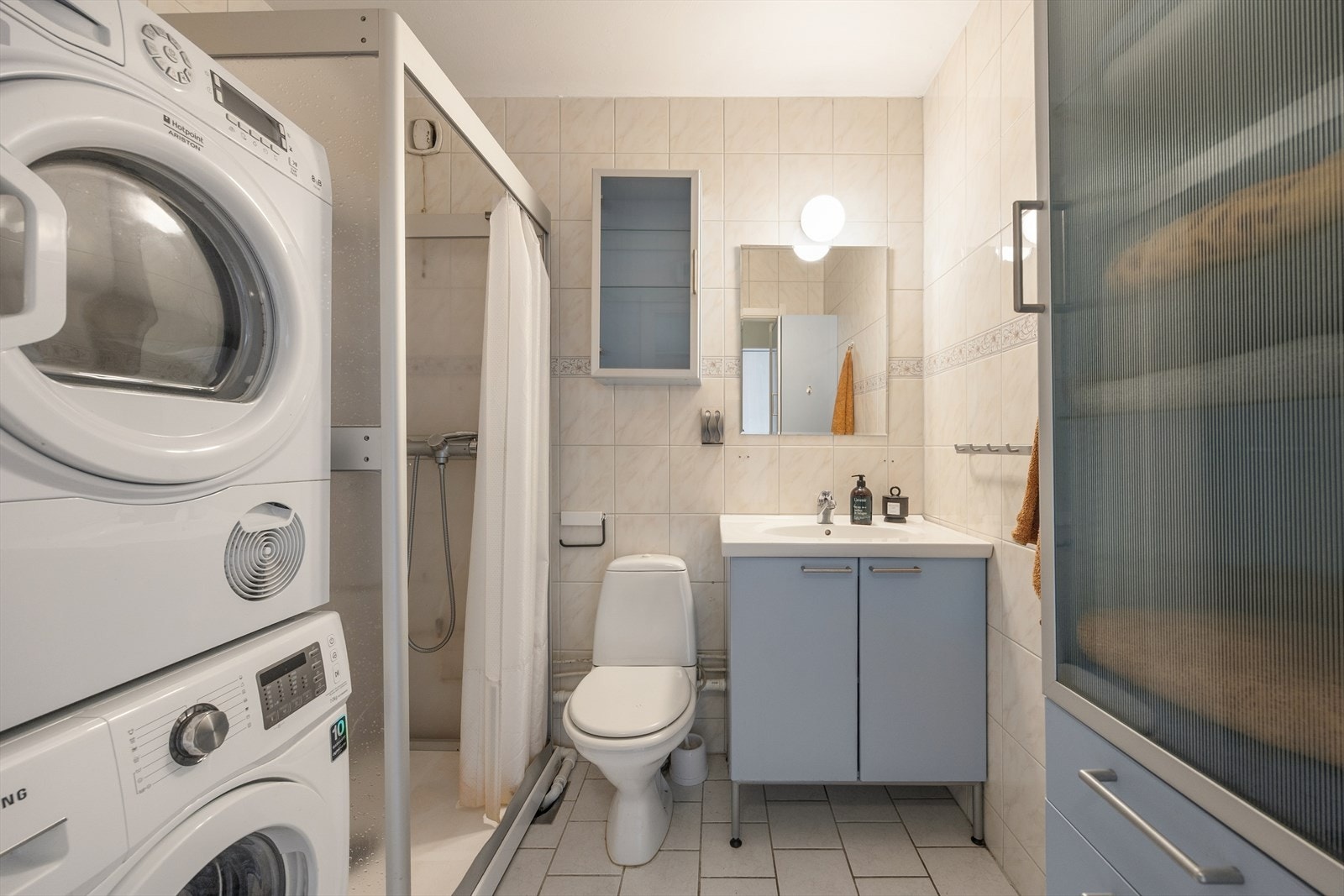 Badet er av god størrelse med flislagte gulv og vegger. Galleribilde