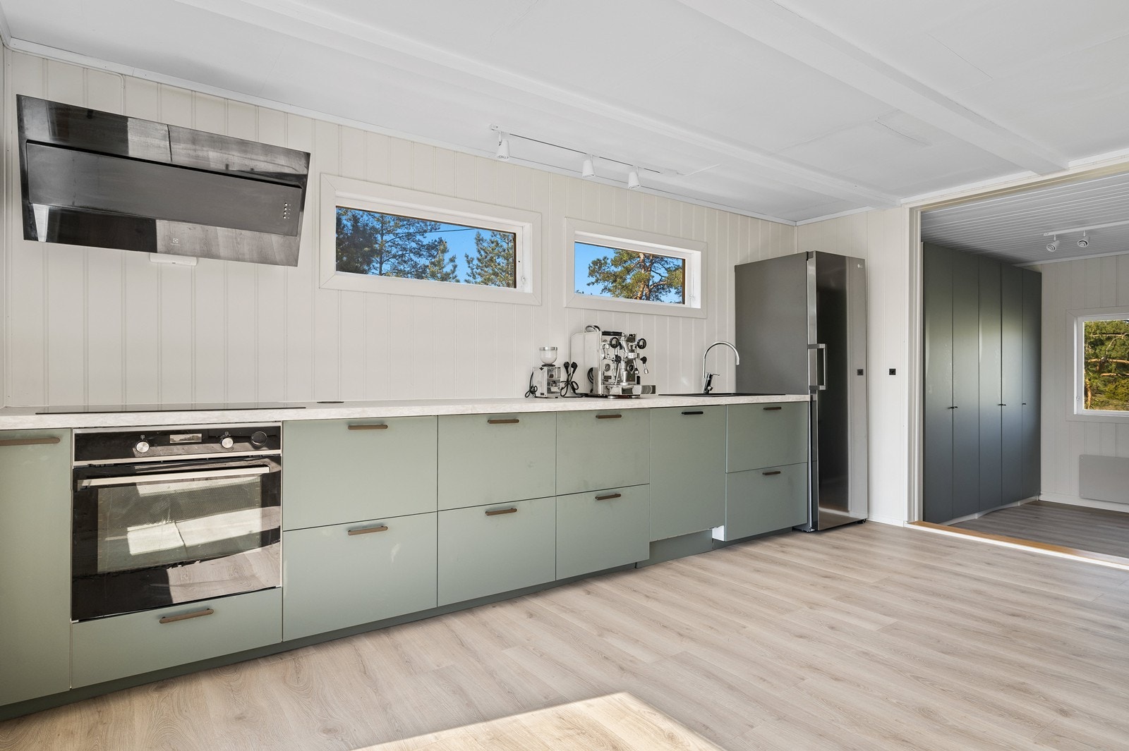 I kjøkkenet er det satt inn en moderne innredning med laminert benkeplate, integrert komfyr/platetopp og oppvaskmaskin samt frittstående kjøleskap og vinskap. Galleribilde