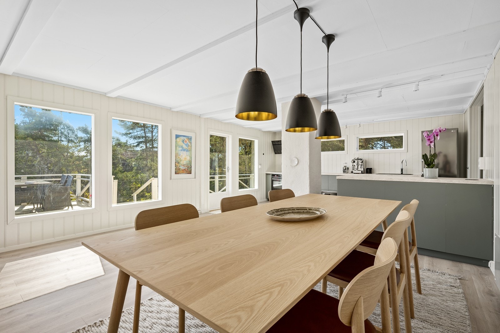 Her er det verandadør ut til østvendt veranda med deilig sjøtilgang og fin utsikt. Galleribilde
