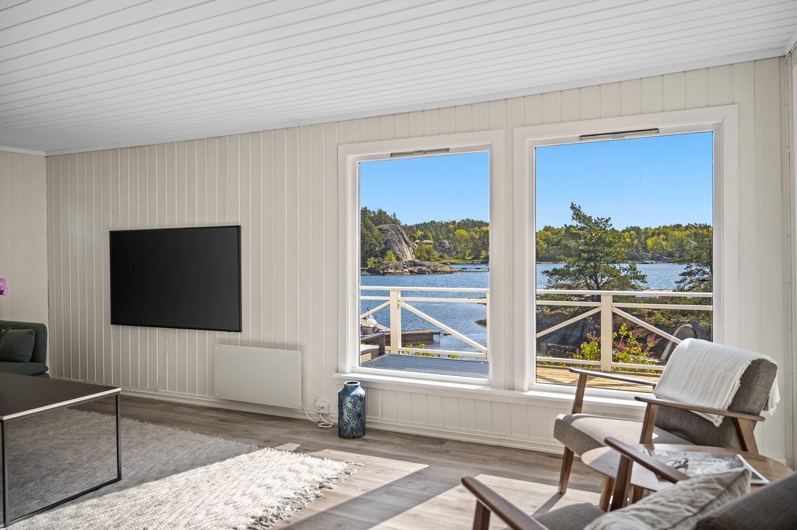 Stuen er lystmalt, her har du nydelig sjøutsikt. Galleribilde