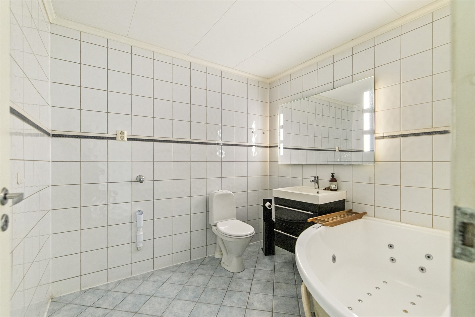 Bad i underetasjen/kjeller tilhørende hybel. Galleribilde