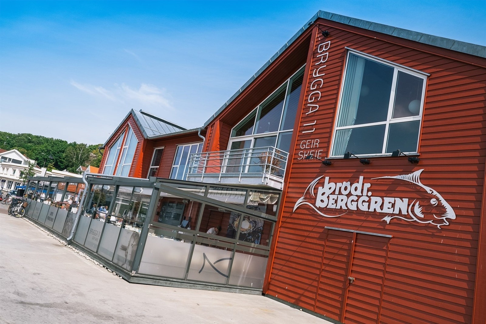 Det er få minutters gange til bykjernen og Indre Havn med restauranter og utesteder. Her er det yrende folkeliv en varm sommer dag. Galleribilde
