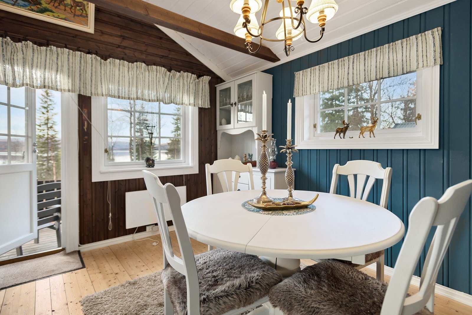 I stuen er det plass til både sofagruppe og spisebord. Galleribilde