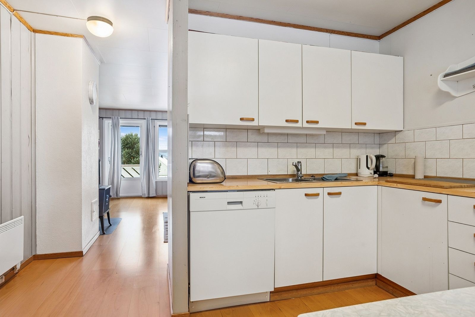 Delvis adskilt fra stuen med en liten delevegg. Galleribilde